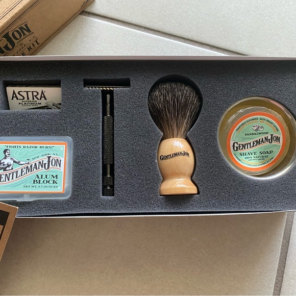 Gentleman Jon Complete Wet Shave Kit | Includes 6 Items - Picture 2 of 12